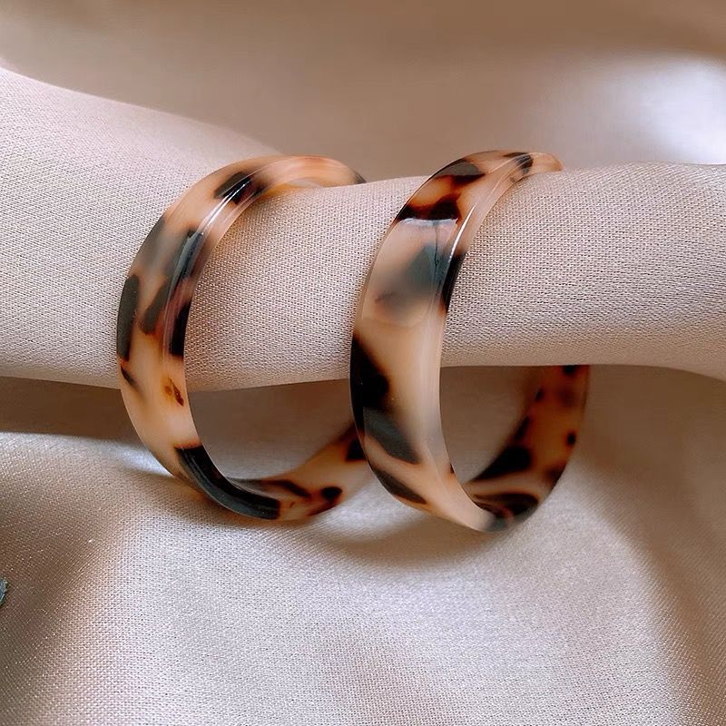 French retro leopard print plain circle large earrings, sweet and cool girl stud earrings, new 2024 commuter versatile earrings details Picture