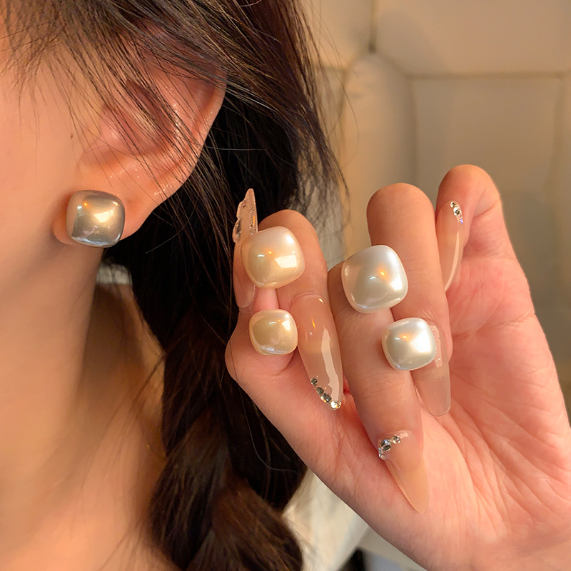 Square pearl stud earrings, a niche, high-end, and simple earring in 2024, are versatile and elegant for socialites details Picture