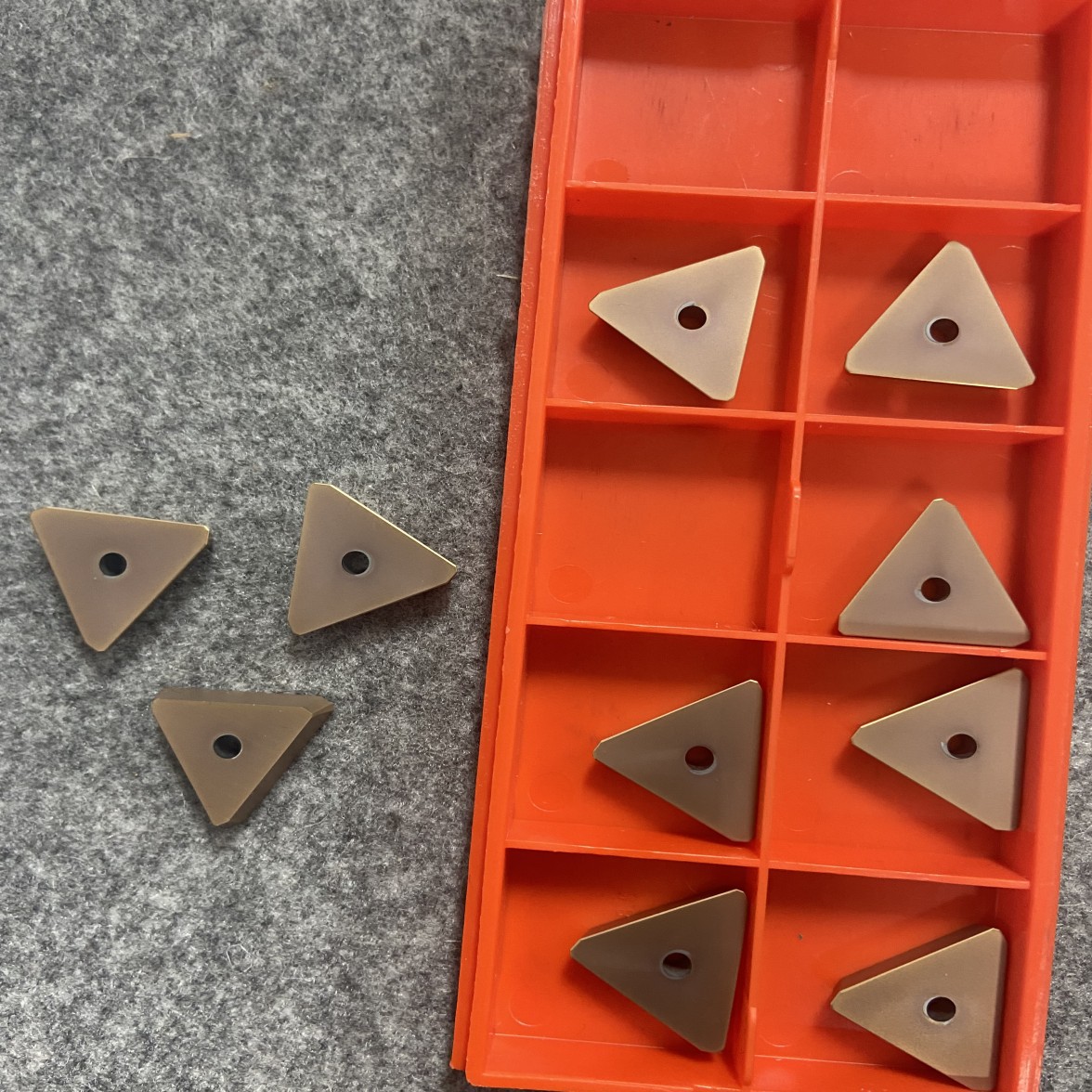TPKN2204 right-angle CNC triangular milling cutter blade steel parts 90-degree super-hard alloy gantry milling die steel full figure