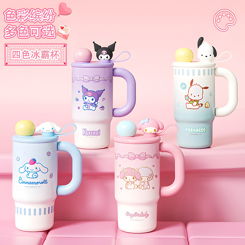The Sanrio Family series gradient ice cup has a sturdy ring for easy carrying. It is a double-drinking independent figurine water cup full figure