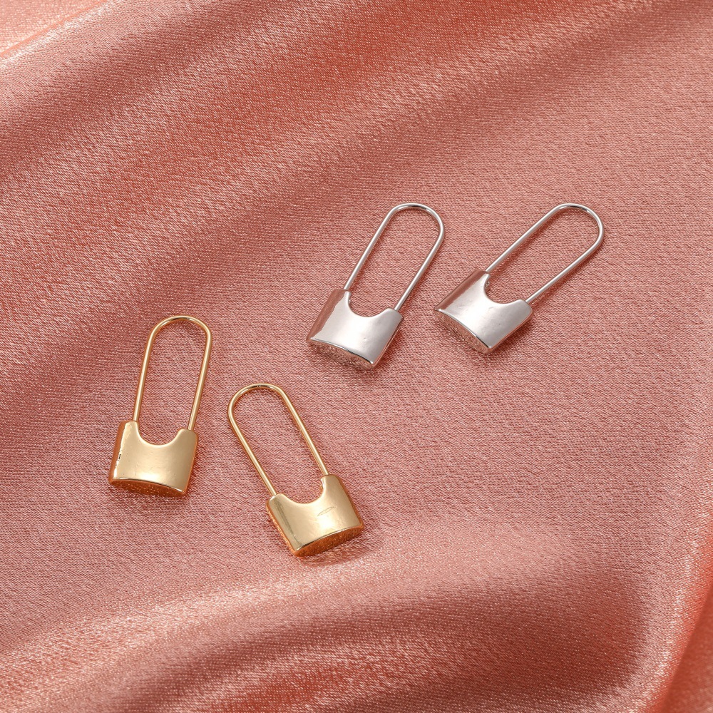 Simple paperclip stud earrings, fashionable and creative alloy geometric pin earrings, European and American cross-border personalized earrings and accessories for women details Picture