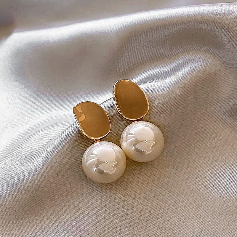 Maillard brown stud earrings for Women 2024 New retro, niche, fashionable, high-end, elegant and simple design earrings Application Scenario