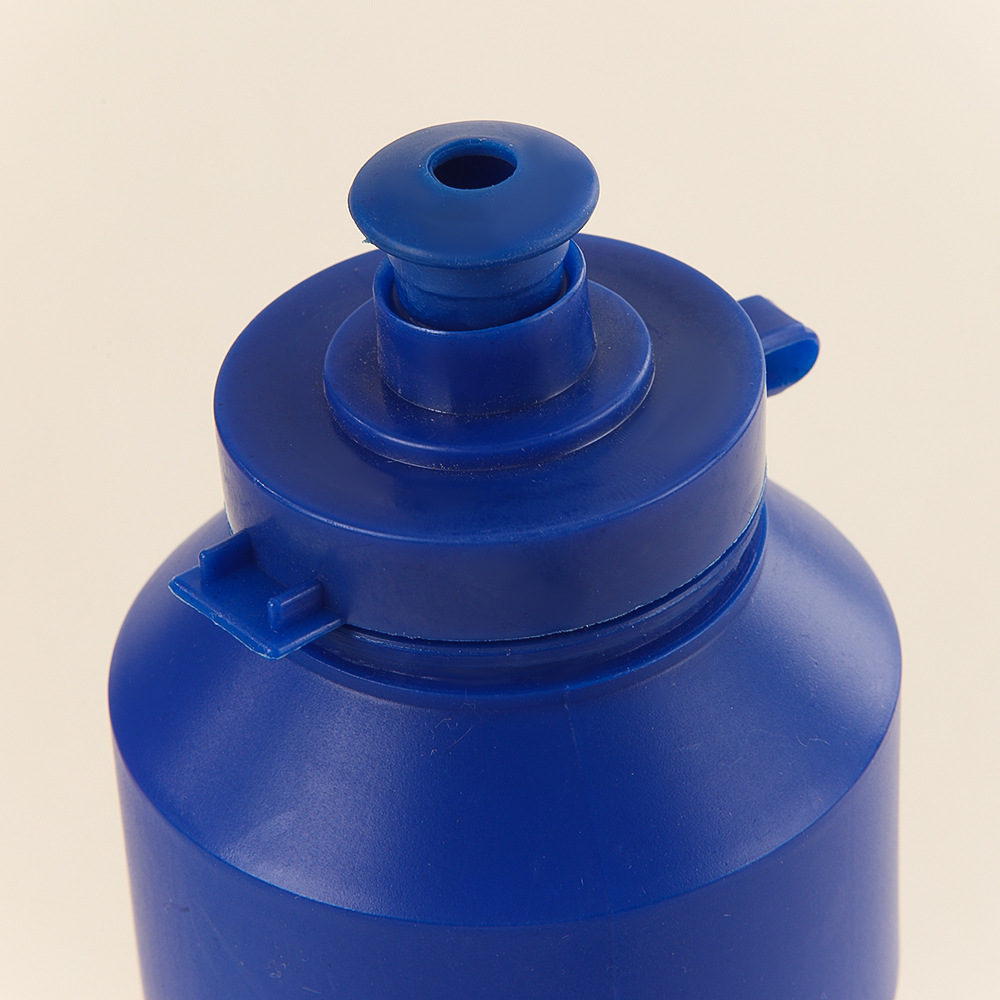 Sports water bottle manufacturer, mountain bike plastic extruded ultra-light bicycle water bottle, cycling water bottle, dust-proof outdoor Application Scenario