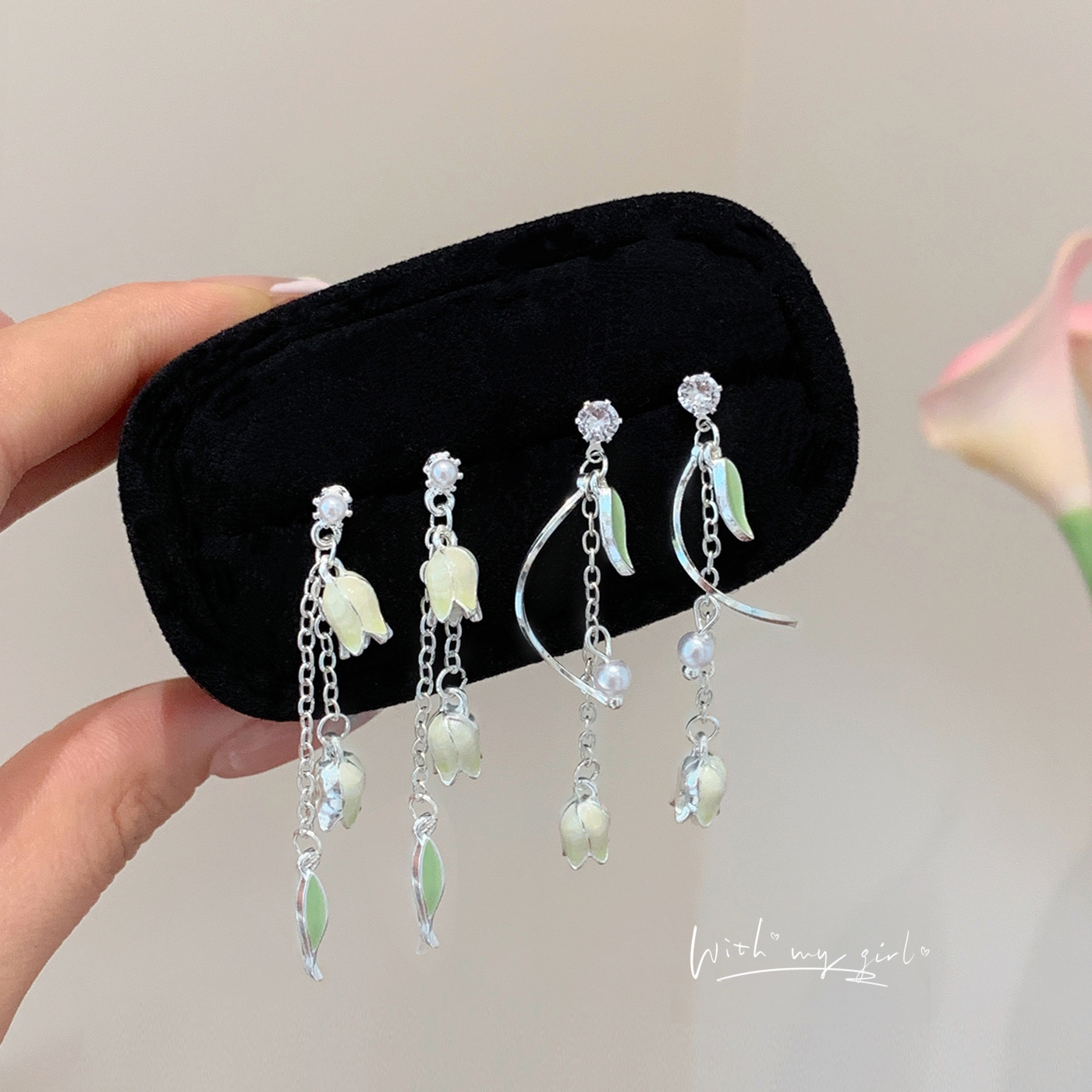 Summer forest-themed ins fresh tulip earrings for women with silver needles are exquisite, sweet, and have a unique design sense. They are super ethereal earrings details Picture