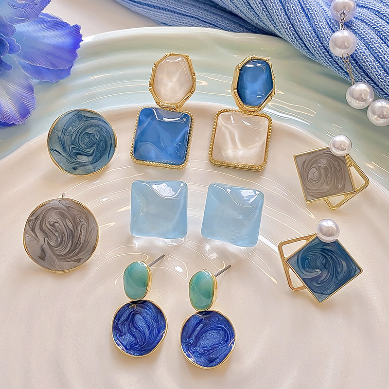 The exquisite blue earrings exude a high-end feminine charm. The ear studs are a new type of niche design in 2025, a popular and trendy earpiece full figure