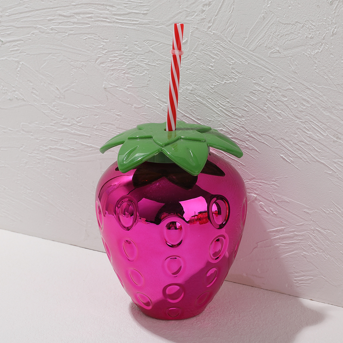 Factory direct sales of disposable plastic straw cups, popular milk tea and juice drink cups, creative shaped cups, strawberry cups Specification drawing