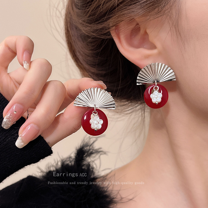 High-end retro fan earrings for women, 2024 new, niche design, simple autumn and winter stud earrings, personalized earrings full figure