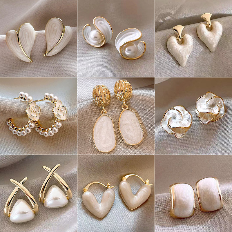French cream-colored heart-shaped pearl earrings, a niche design for women, are a new bestseller in 2024, exuding an exquisite and elegant charm details Picture