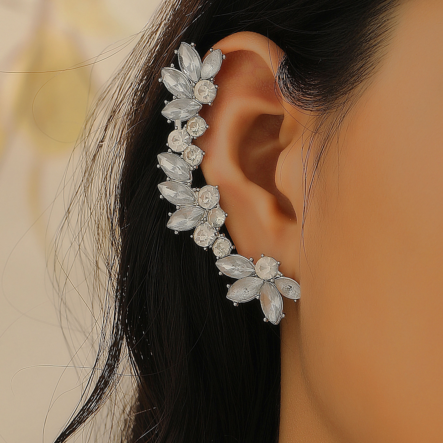 Exaggerated and fashionable European and American women's earrings, rhinocones, tassels, geometric claw chain earrings, light luxury and niche stud ear clips for women details Picture