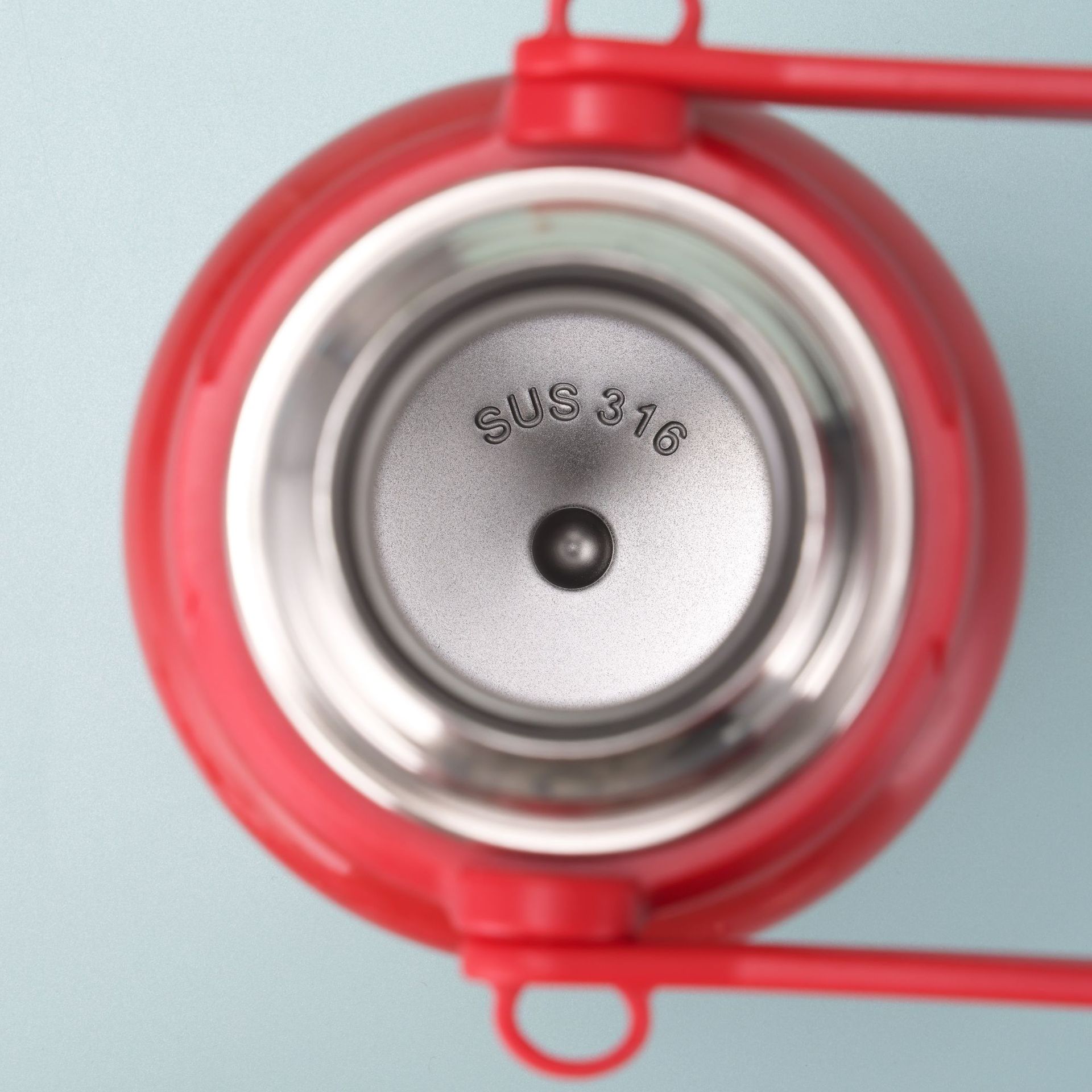 The new cross-border 316 stainless steel insulated cup can be carried outdoors with a handle rope. It is a large-capacity water cup for cola water bottles Application Scenario