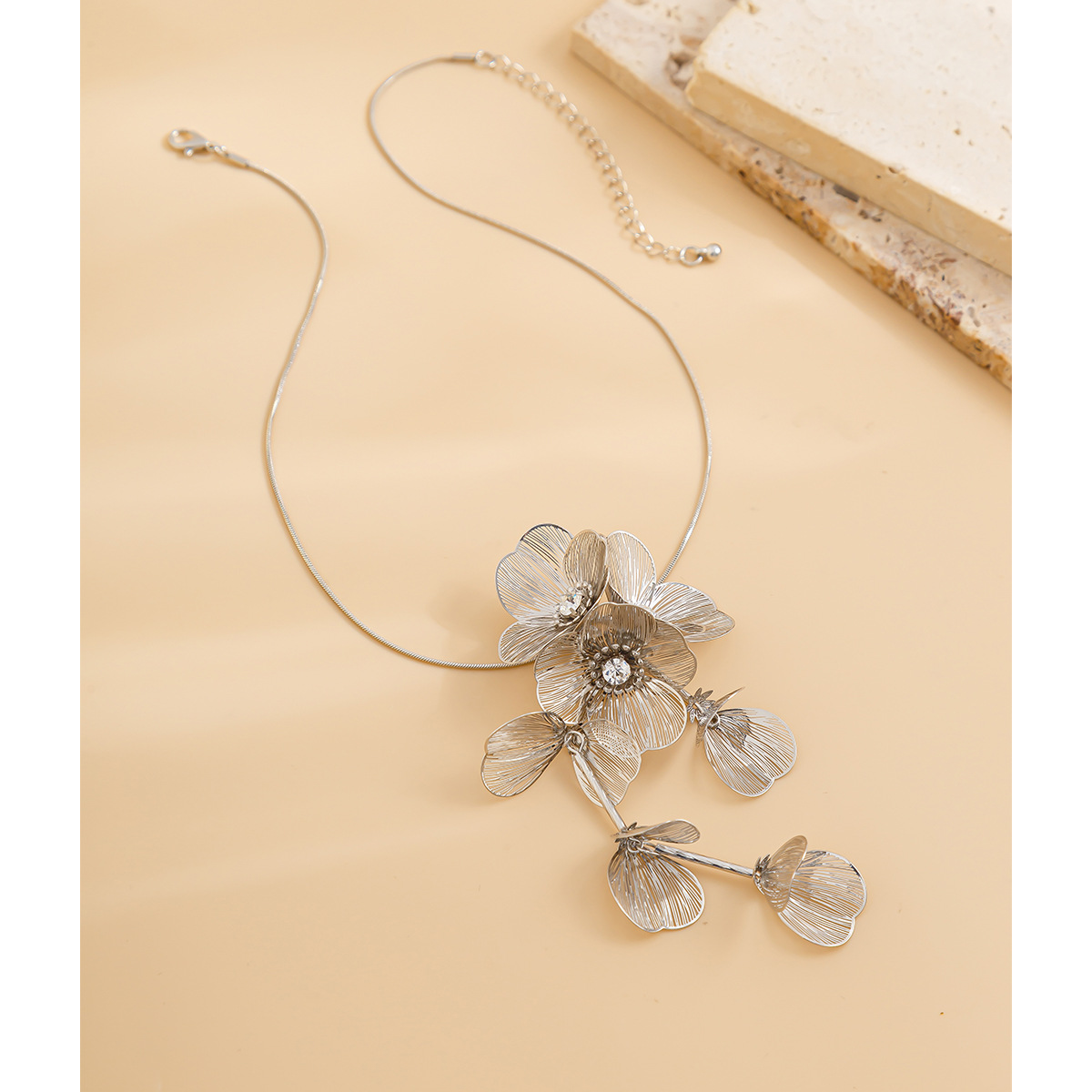 European and American cross-border jewelry, three-dimensional flower pull-out, niche choker, retro ginkgo leaf collar, flower necklace for women Application Scenario