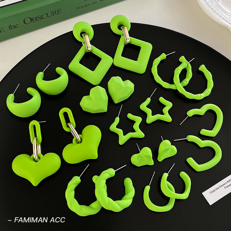 Fresh and clean green earrings for women, a new style in 2025, with a high-end feel, niche individuality, stud earrings, and fashionable ear rings full figure