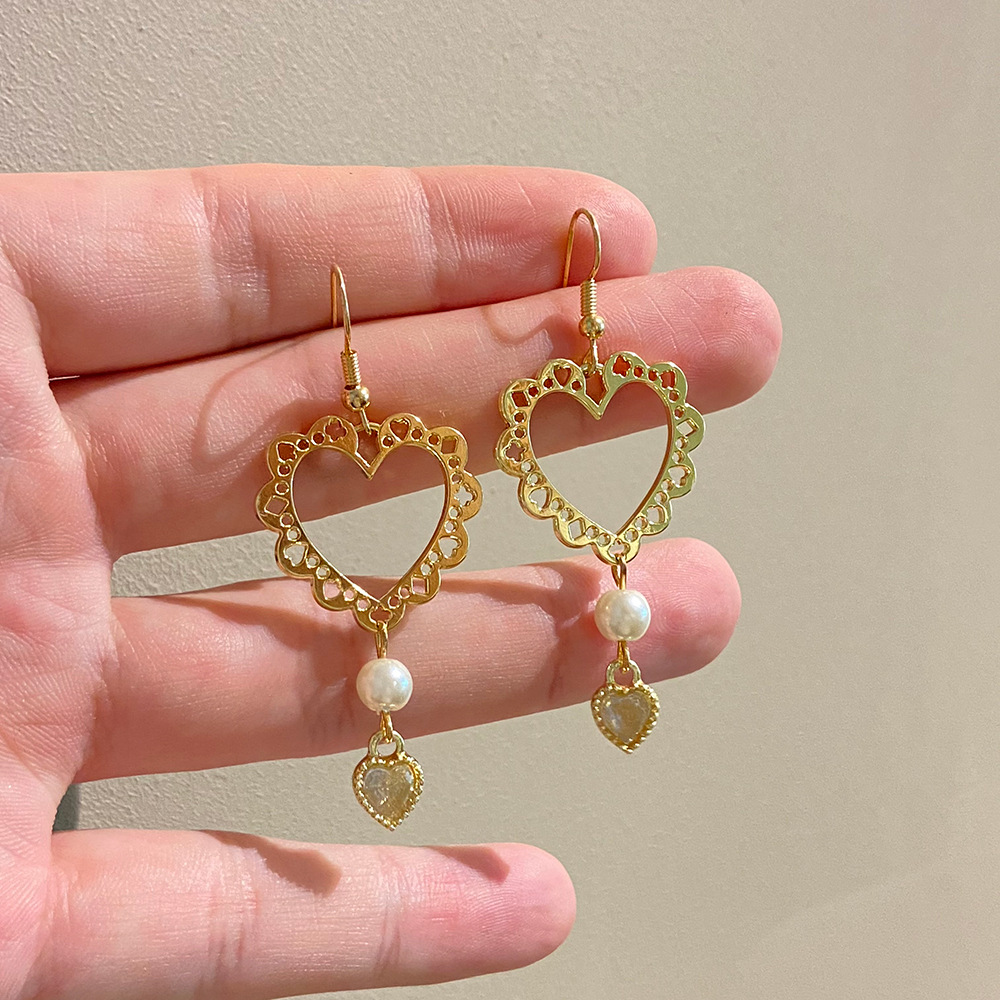 European and American ins simple hollowed-out heart-shaped earrings, retro French light luxury alloy geometric pearl heart earrings and earrings details Picture