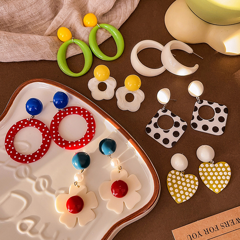 Autumn and winter Hong Kong-style retro style earrings, women's high-end, simple and versatile stud earrings, 2025 new best-selling earrings and earrings full figure