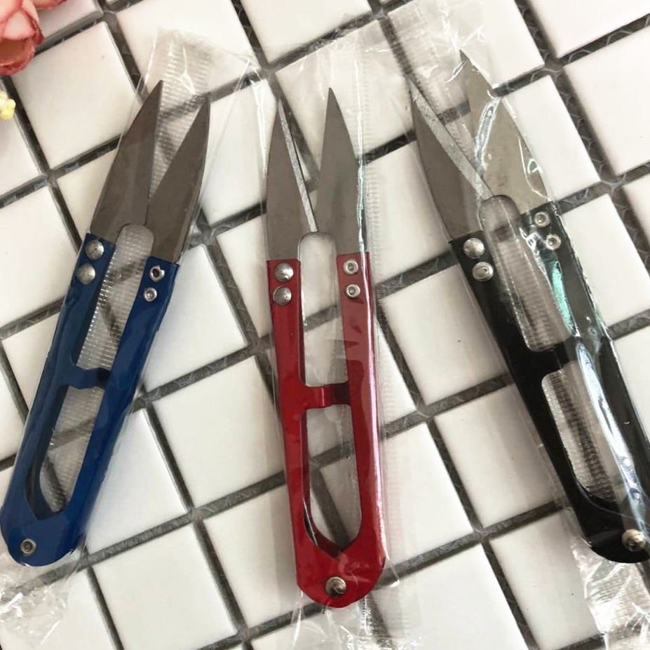 Wholesale colored U-shaped shears, spring yarn shears, cross-stitch U-shaped shears, three-color tailor thread end shears Application Scenario