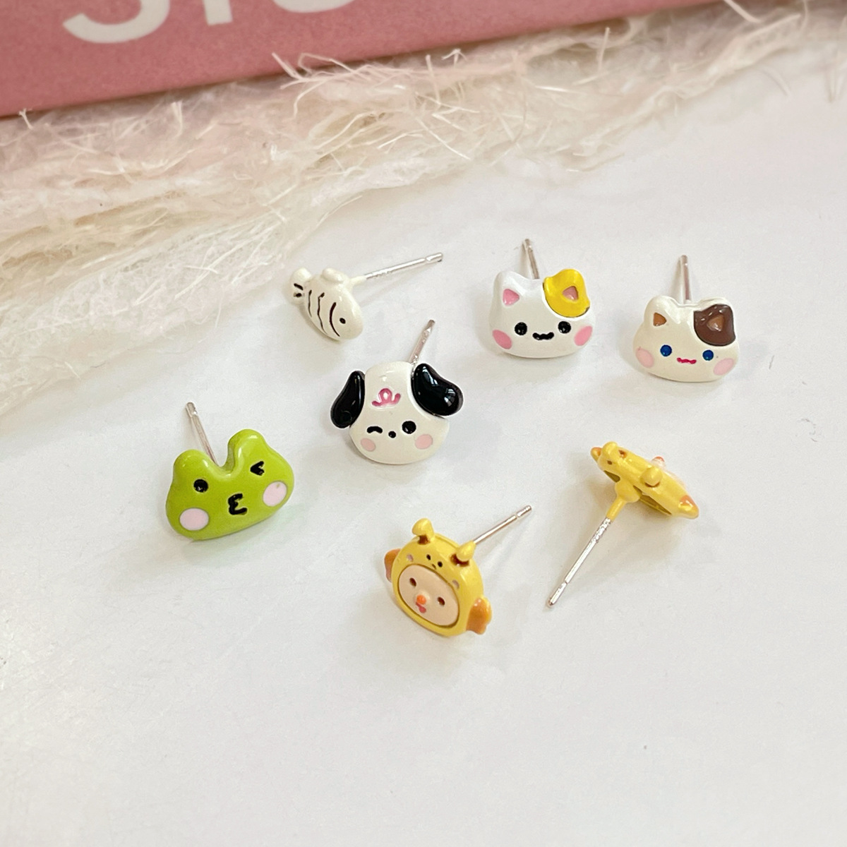 A three-piece set of cute and cartoonish ear studs for women, silver needles, unique and small, childlike and fun little beaver summer earrings Specification drawing