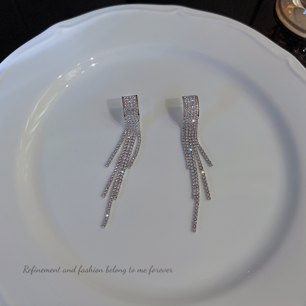 The design sense full diamond tassel earrings, a new trendy ear accessory for women in 2025, exude a gentle and elegant, high-end and light luxury charm details Picture