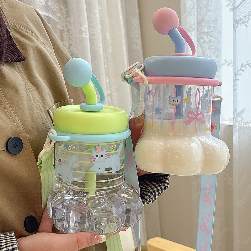 This cute cat-paw plastic cup has an adjustable rope for easy carrying. The cup body is designed with a silk-screened straw, making it a large-capacity drinking cup Application Scenario