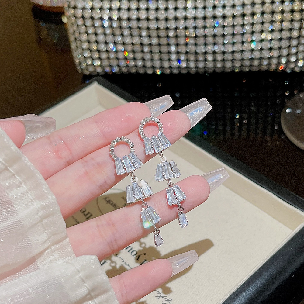 Exquisite and elegant geometric tassel earrings, women's light luxury, high-end fashion and temperament, ear studs, niche design earrings wholesale details Picture