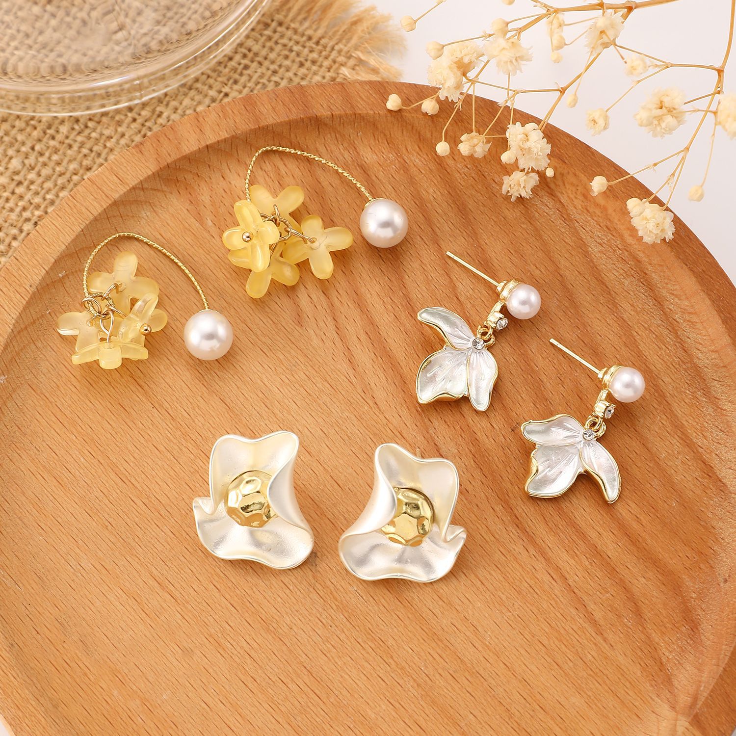 Super Fairy osmanthus pearl earrings for women, sweet and gentle, niche design earrings, gentle and retro, versatile, face-enhancing and slimming earrings Application Scenario