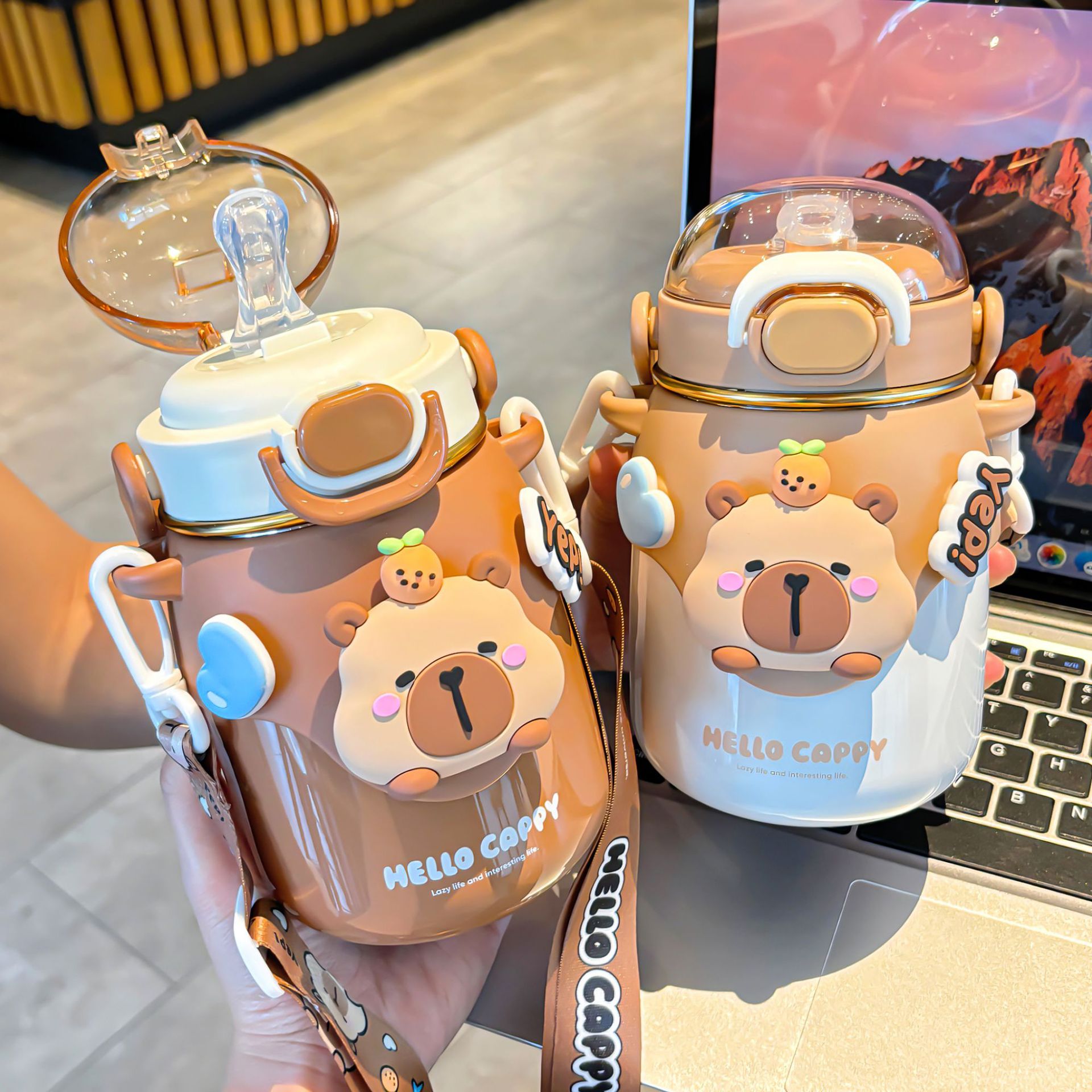 The Capibala small belly insulated cup comes with an adjustable cup string for easy carrying. It features a locking design and a double-spout drinking cup details Picture