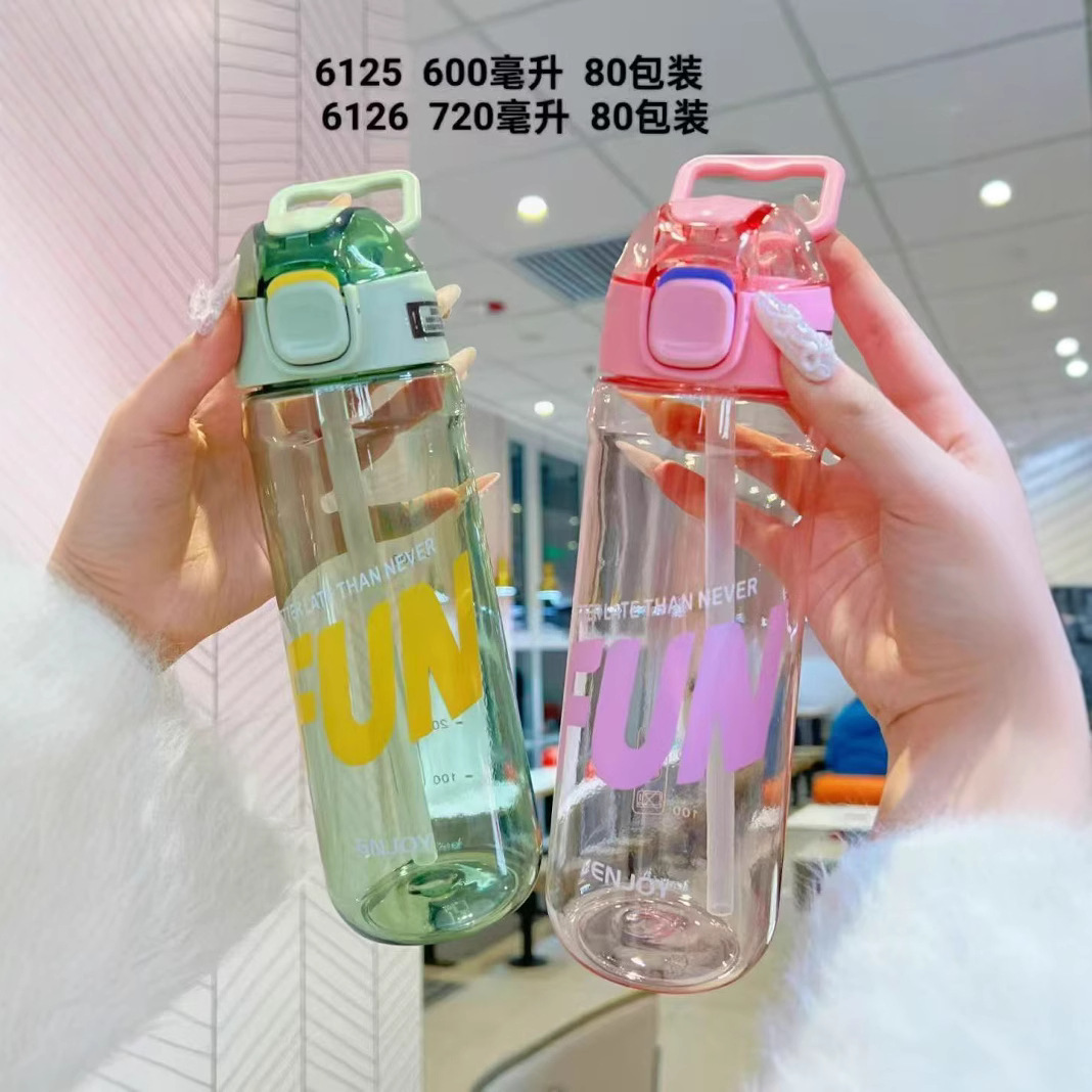 Yitong Simple Student portable water Bottle, straw cup, couple's casual cup, plastic water cup wholesale, children's sports cup Application Scenario