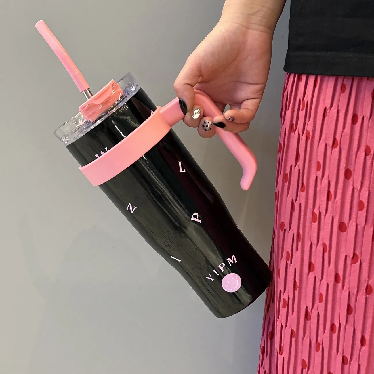New large-capacity giant insulated cup for girls, high appearance level straw cup, stainless steel handle water cup Application Scenario
