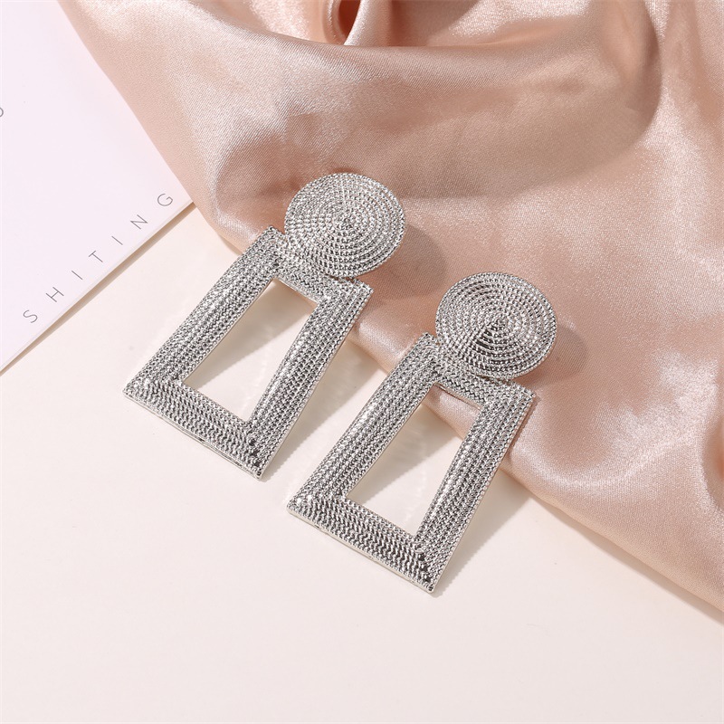 New minimalist European and American style hollowed-out trapezoidal stud earrings, elegant geometric pendant earrings, square-patterned metal earrings for women Specification drawing
