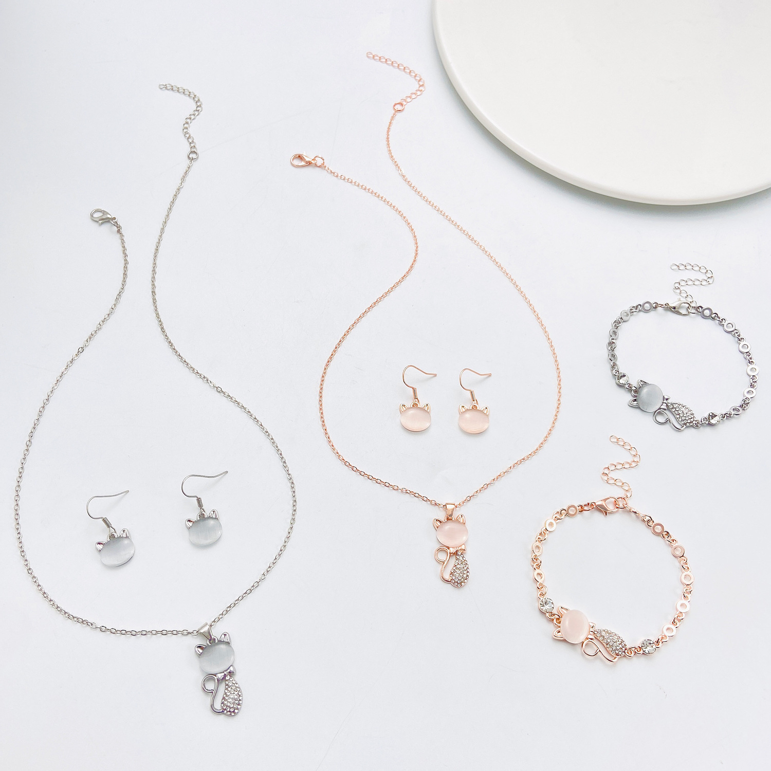 Cross-border fashion cat's eye stone cat earrings, necklaces, bracelets, women's light luxury and elegant jewelry set, European and American accessories Application Scenario