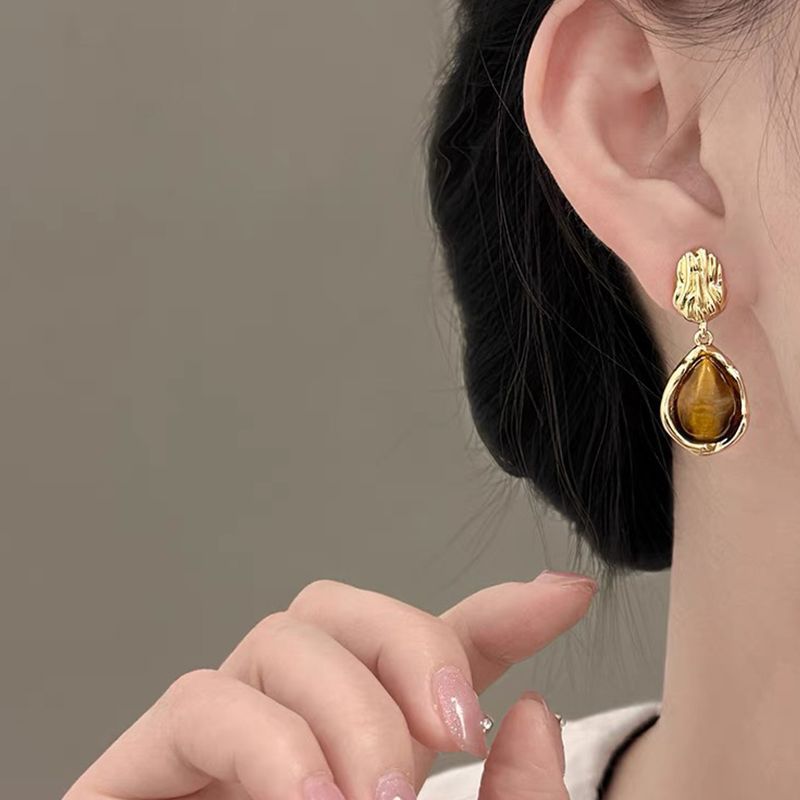 Hong Kong-style unique tiger's eye stone earrings, retro Maillard earrings, women's niche design sense, high-end stud earrings, light luxury, versatile details Picture