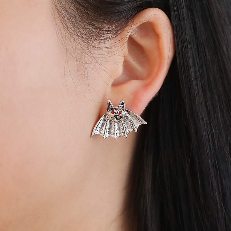 European and American InS-style exaggerated bat stud earrings, female gothic dark alloy three-dimensional animal earrings, Halloween earrings details Picture