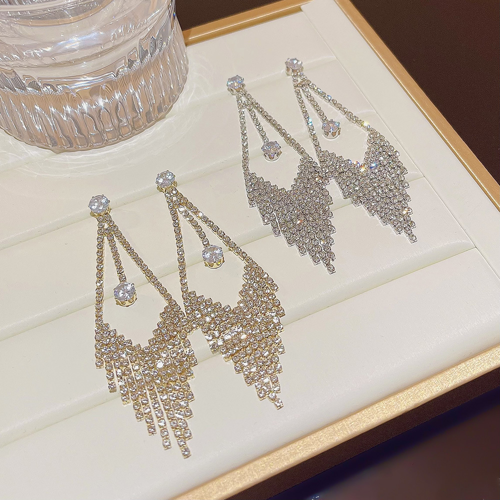 Exquisite and light luxury geometric tassel earrings, Korean high-end diamond-encrusted rhombic earrings, super dazzling cold style earrings wholesale full figure