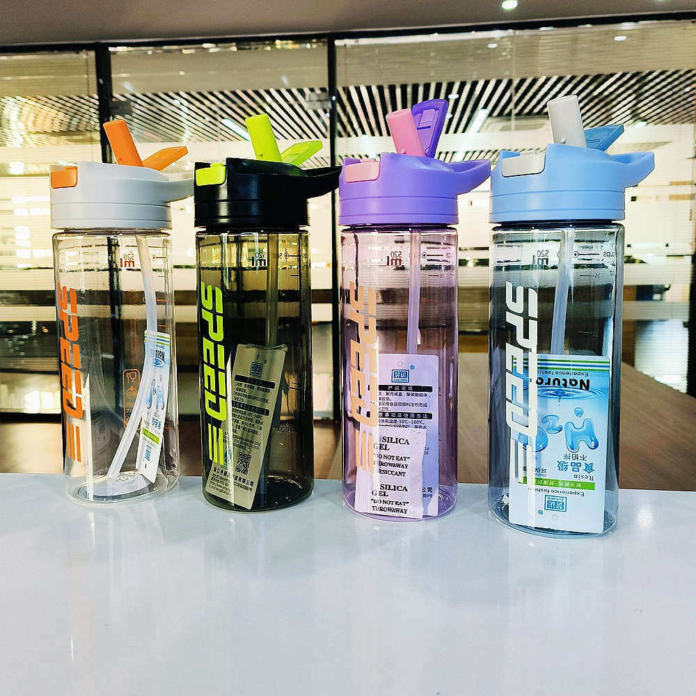 A large adult outdoor sports plastic water cup with a hand-held sealed leak-proof straw for direct drinking Item Picture