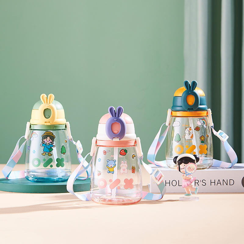 Cute water cup with straw, large-capacity portable outdoor plastic cup, student space cup, cartoon pattern slanted cross cup Specification drawing