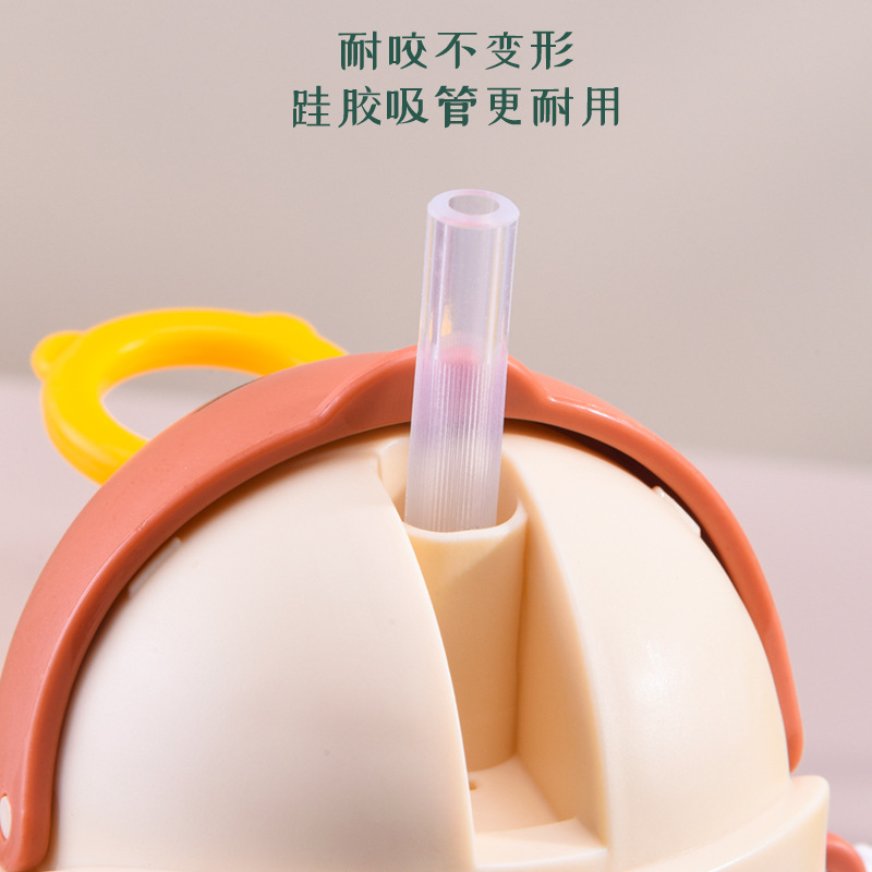 Children's plastic cup with straw, heat-resistant and shock-resistant, school drinking cup, inverted and leak-proof, portable and shock-proof, high appearance level cup Application Scenario