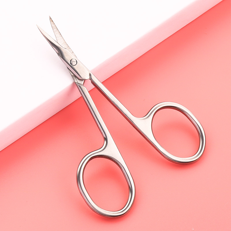 Pointed-tipped dead skin small scissors for beauty, eyebrow shaping, and eyelash trimming. Stainless steel manual, no damage to the elbow, washable Application Scenario