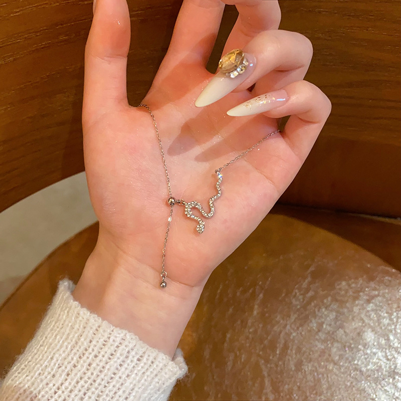 Korean InS-style light luxury pearl titanium steel necklace, women's versatile and high-end design sense pendant, collarbone chain accessory wholesale Application Scenario