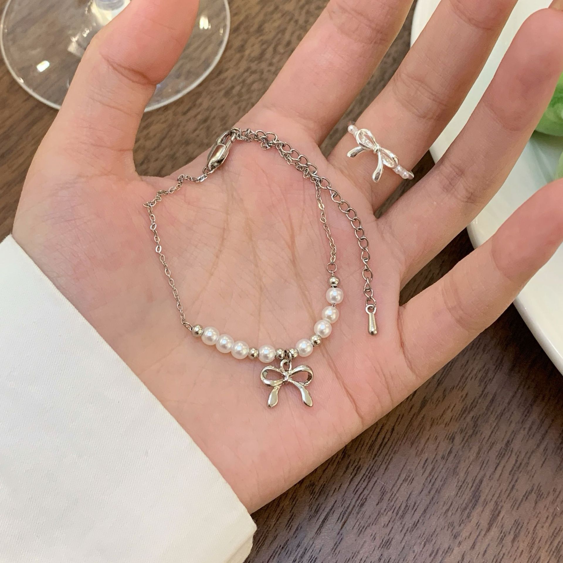 Summer niche design bow pearl bracelet, feminine charm, white K light luxury, high-end, fashionable and sweet jewelry details Picture