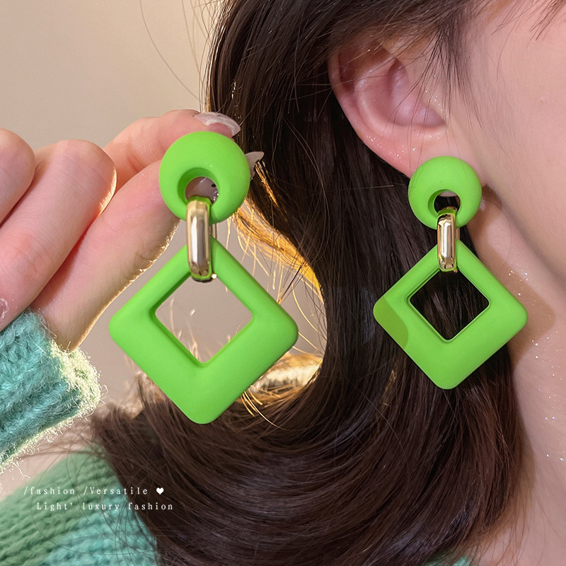 Sweet and elegant green earrings, a high-end feminine touch, versatile and niche stud earrings, a new 2025 hit, internet-famous earrings and earrings full figure