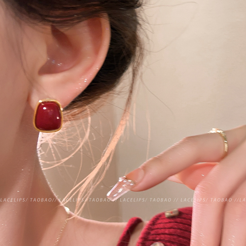 Retro Hong Kong-style red glazed stud earrings for women 2024, a new bestseller with a light luxury and high-end feel, unique and elegant earrings Application Scenario