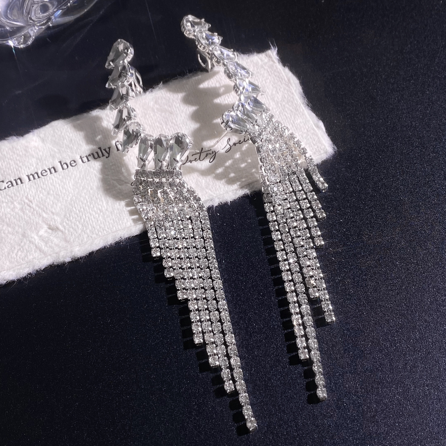 Exaggerated and fashionable European and American women's earrings, rhinocones, tassels, geometric claw chain earrings, light luxury and niche stud ear clips for women Application Scenario
