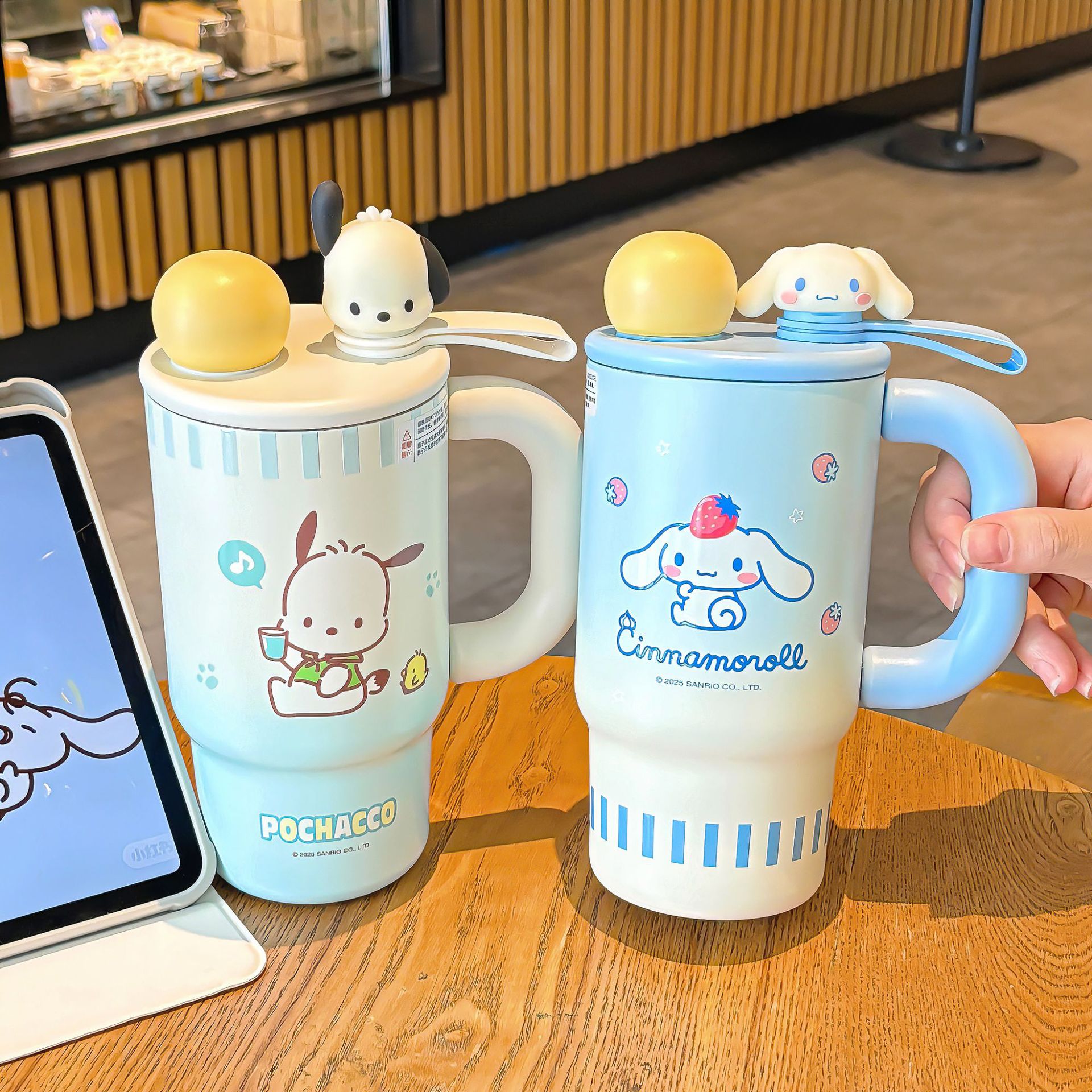 The cute Sanrio Family series gradient ice cup with double spouts, sturdy handle ring and portable large-capacity drinking cup Specification drawing
