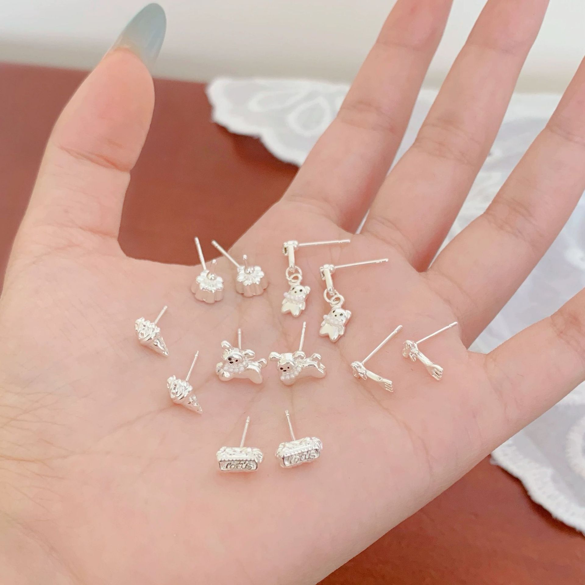 Korean version plain silver cute dessert cake pearl puppy earrings, silver needles for girls, small and fun design sense student earrings Specification drawing