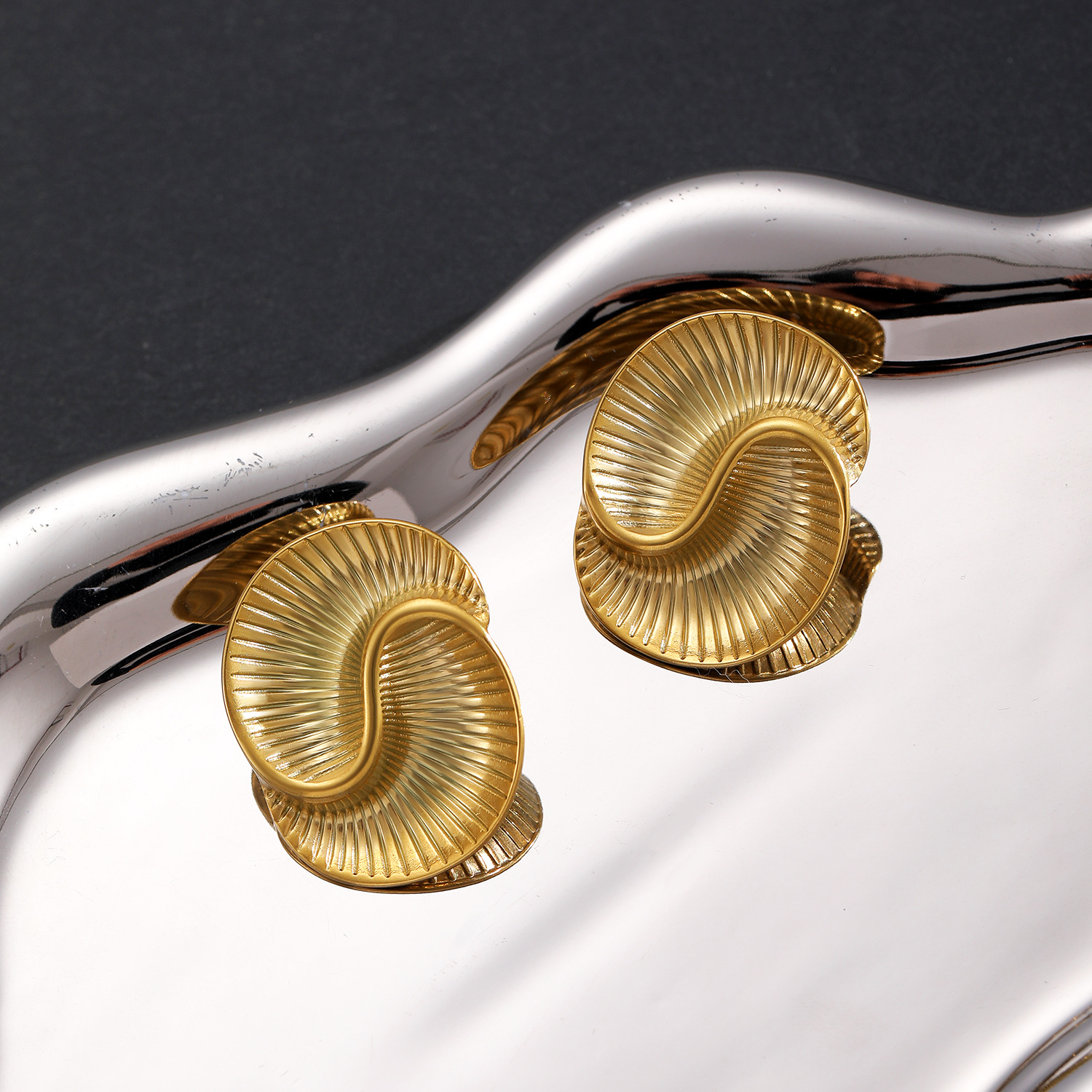 Ins-style European and American stainless steel 18k gold water drop texture spiral earrings, the same style as the Internet celebrity exaggerated vortex stud earrings for women Application Scenario
