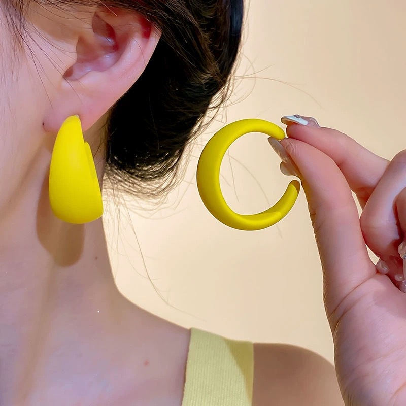 Spring and Summer yellow flower stud earrings for women, 2025 new bestseller, niche design, high-end earrings, ear rings, and elegant earrings Application Scenario