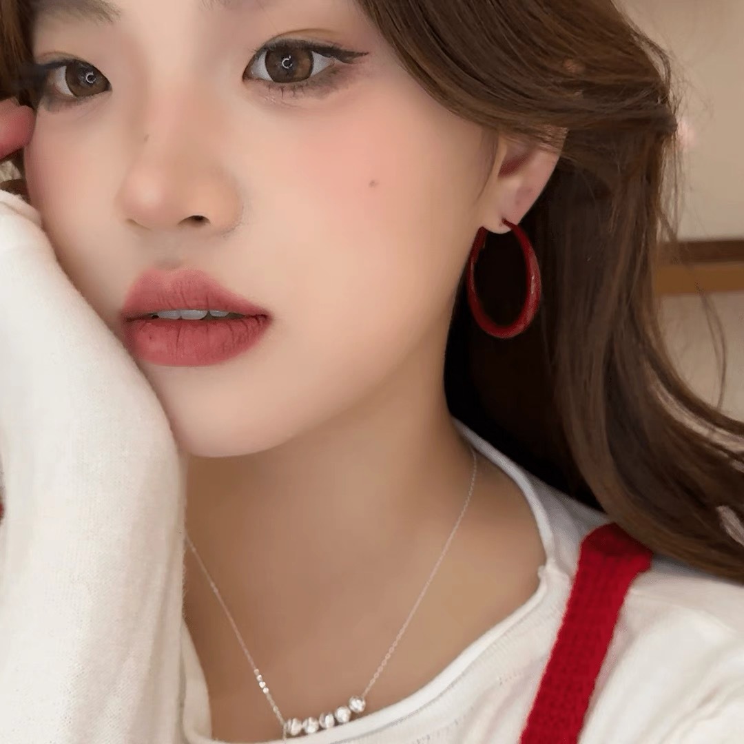 French Ankela red ear ring Women's 2024 new retro Hong Kong-style stud earrings, high-end, light luxury and niche earrings Specification drawing