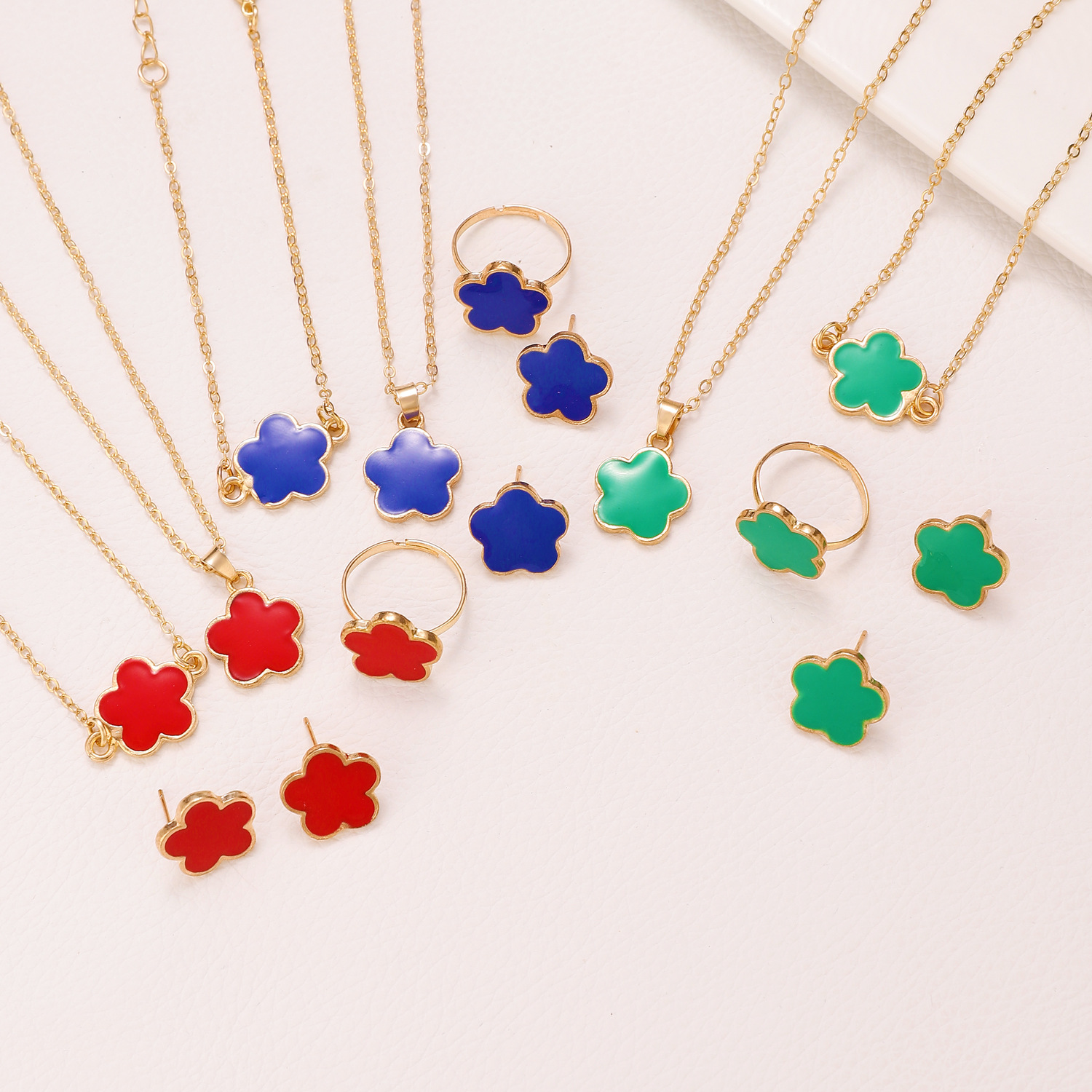 European and American lucky five-leaf flower stud ring, bracelet, necklace, jewelry set, women's fashion four-piece set, five-petal grass accessories Application Scenario