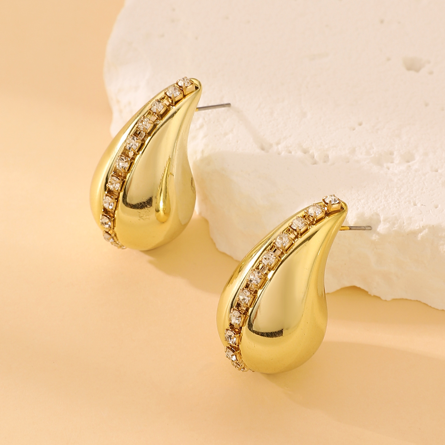 Wholesale of popular diamond-encrusted teardrop stud earrings for women in Europe and America, featuring a light luxury, niche, high-end and simple CCB earrings Application Scenario