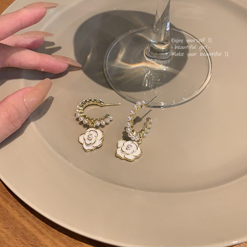 The new Korean camellia pearl earrings feature a light luxury style for women, a niche and high-end design, and are versatile and elegant stud earrings Application Scenario
