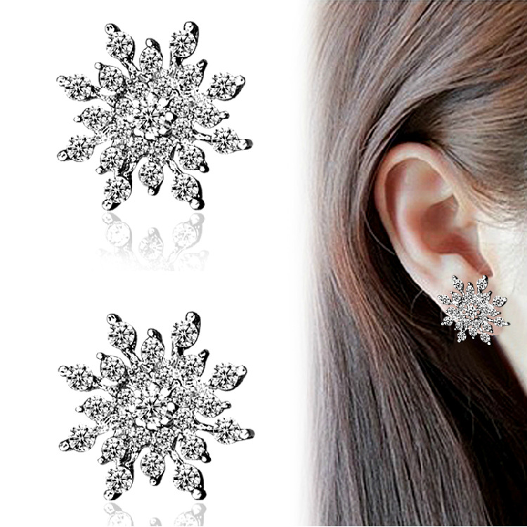 Korean-style fashionable earrings, with dazzling rhinestones and diamond-encrusted snowflake stud earrings, popular Korean earrings wholesale for women full figure